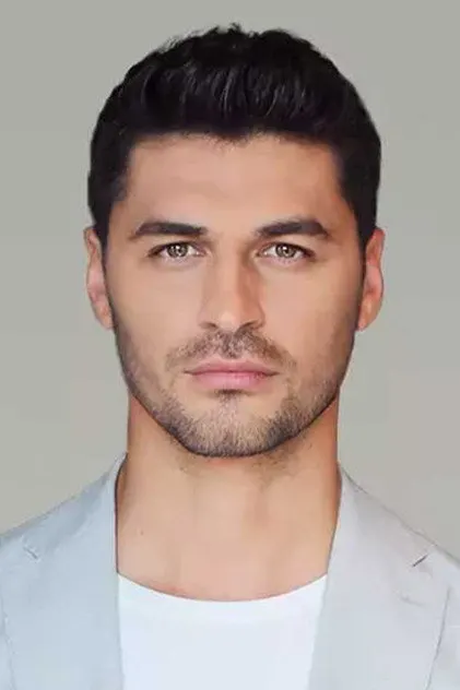 Emre Dinler بدور نقيب المشاة جنكيز أوسلو