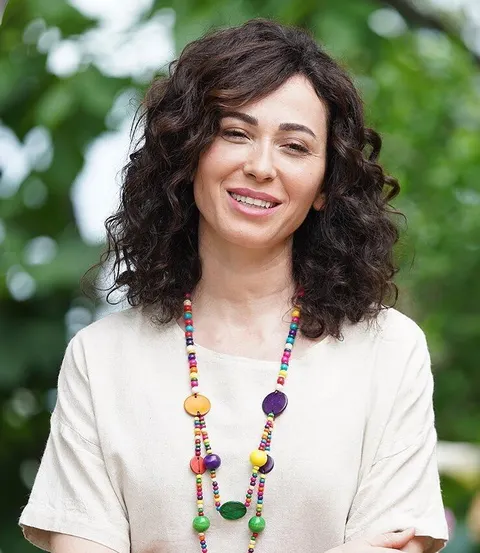 Evrim Doğan als Ayfer Yıldız