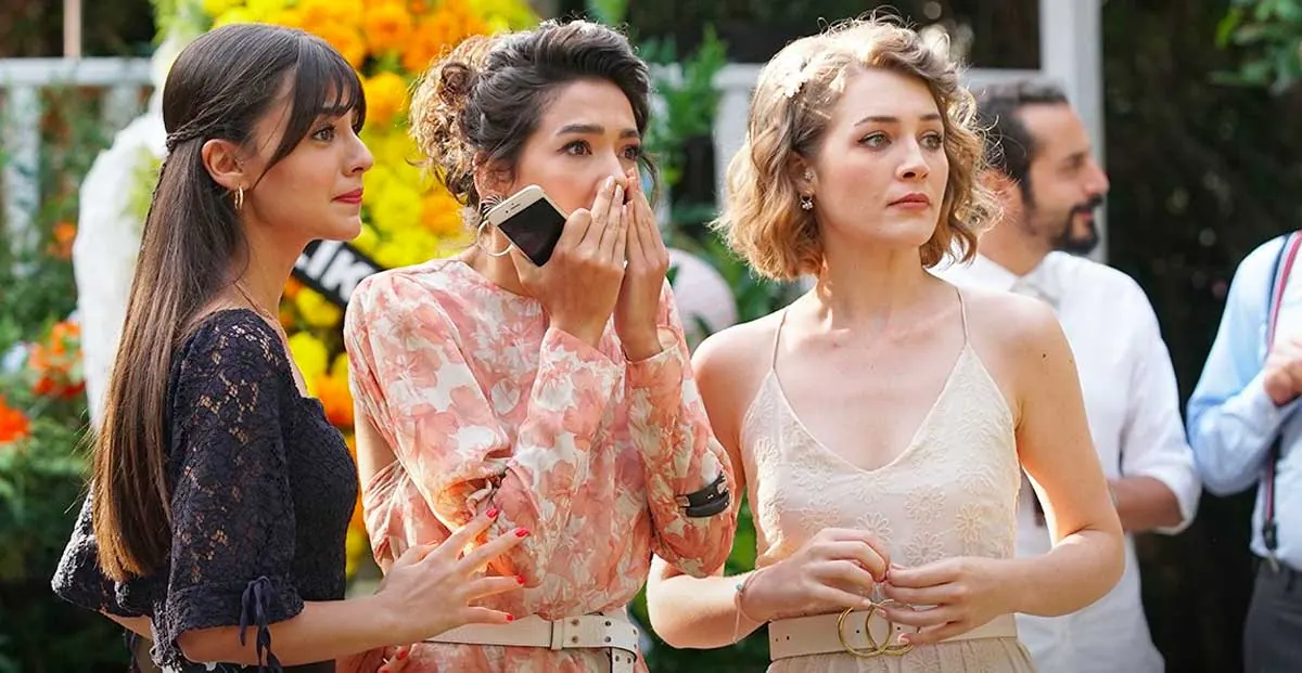Aslıhan Malbora, Aybüke Pusat und Deniz Işın in Her Yerde Sen (2019)