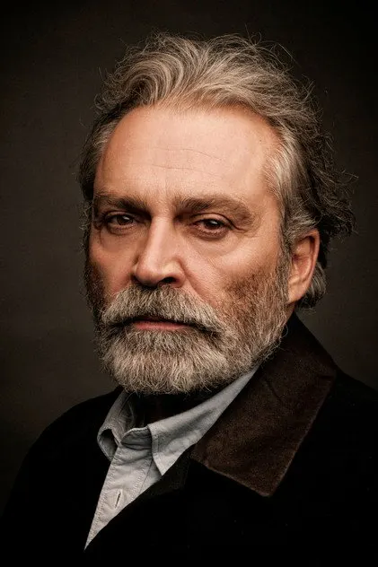Haluk Bilginer als Emin Saruhanlı