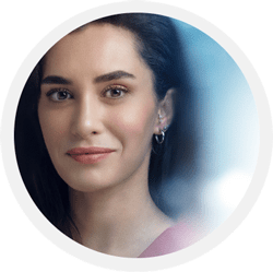 Hande Doğandemir als Doç. Dr. Derin Nalbantoğlu
