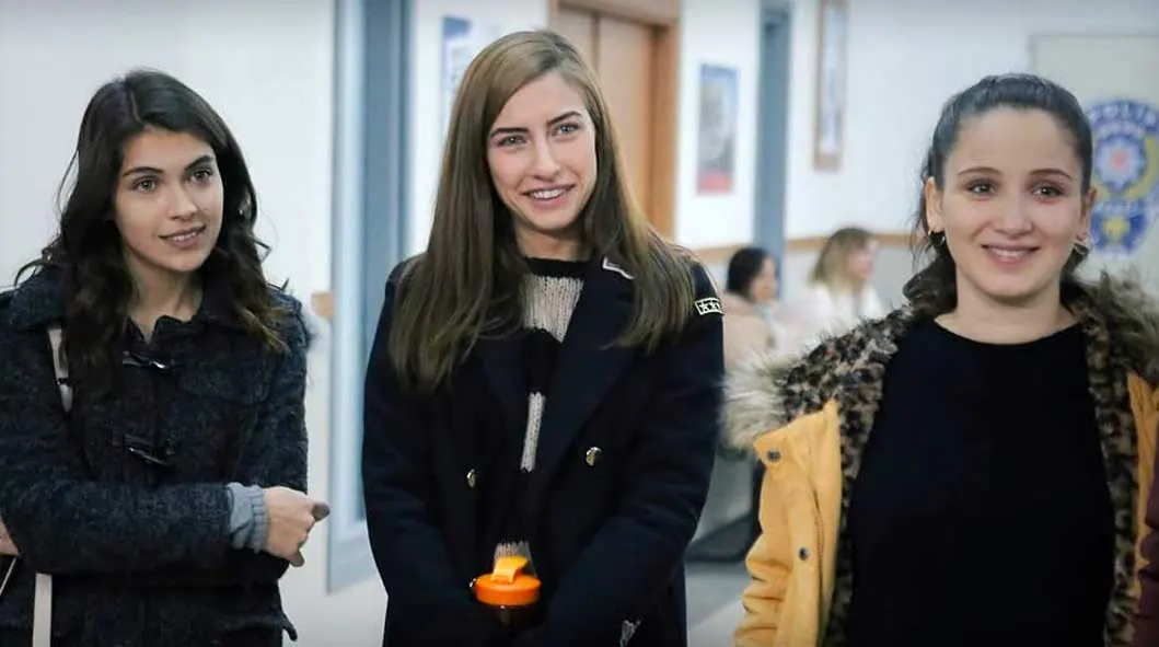 Gökçe Akyildiz, Biran Damla Yilmaz und Hazar Motan in Kirgin Çiçekler (2015)