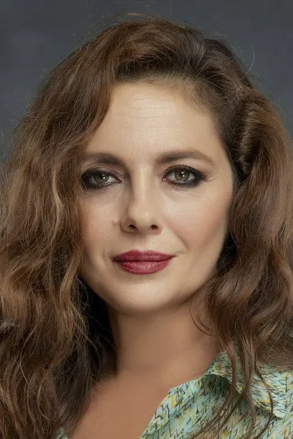 Nilüfer Açıkalın als Gara Ana