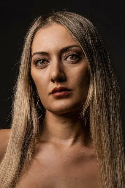 Pınar Çağlar Gençtürk als Aylin Erguvan Yılmaz