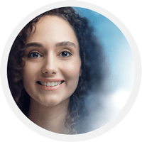 Umay Anadolu Kaboğlu als Dr. Azra Sert
