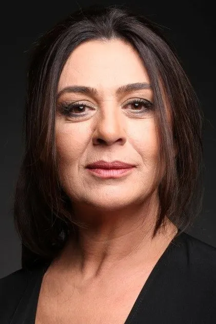 Zeyno Eracar als Gül Erguvan