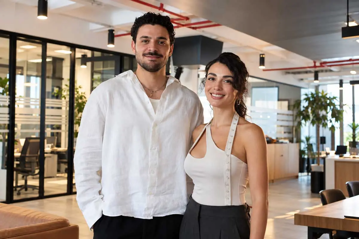 Halit Özgür Sarı and Özge Yağız to star in Go Türkiye mini-series Tell me Troy!