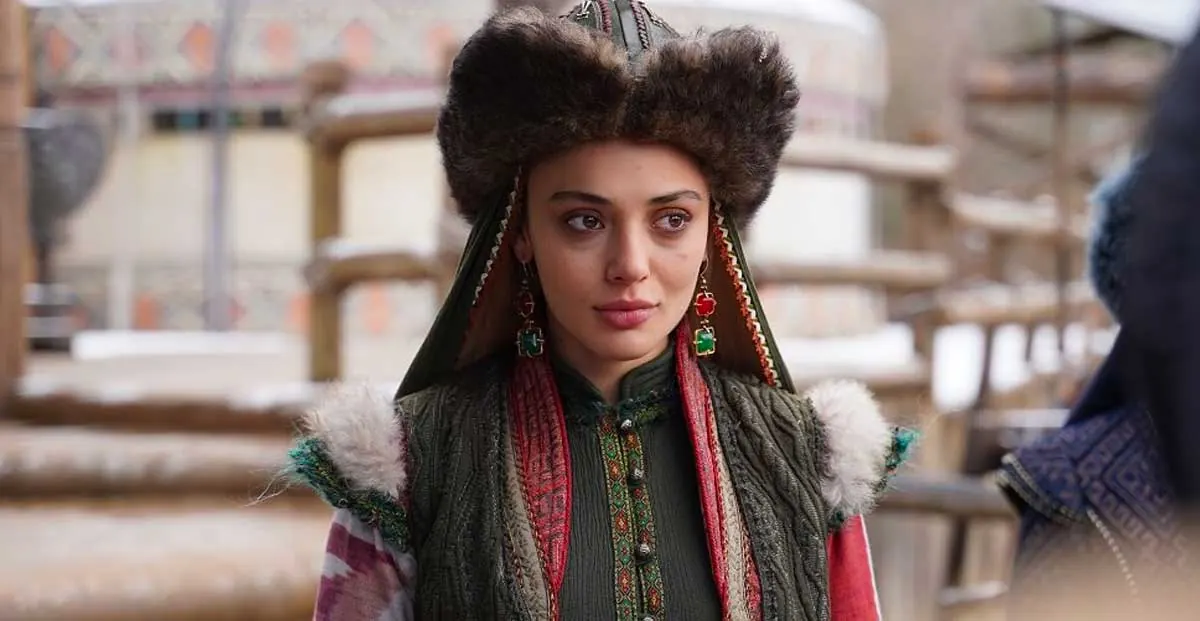 Rabia Soytürk, who attracted all the attention with her role as Karaca Hatun in the period series Alparslan: The Great Seljuk, died in the 24th episode of the series after her argument with Akça Hatun and said goodbye to the series.