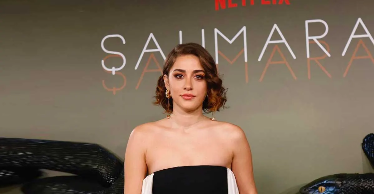 Nil Sude Albayrak starred with Serenay Sarıkaya in the TV series Şahmaran.
