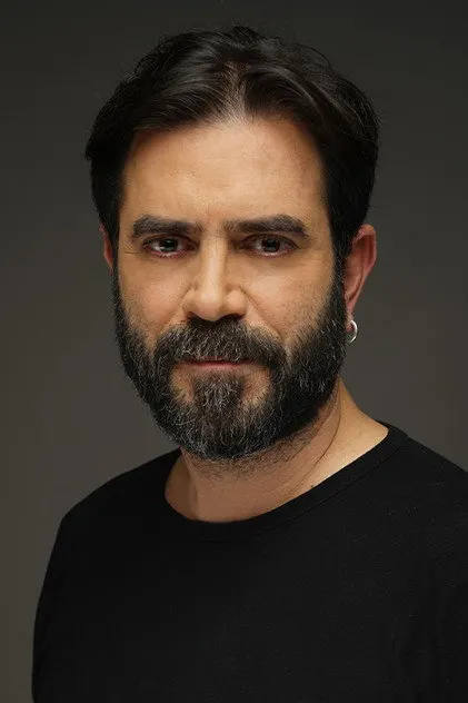 Teoman Kumabaracıbaşı as Aras Rona