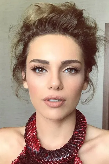 Yağmur Tanrısevsin as Ayşe Yılmaz