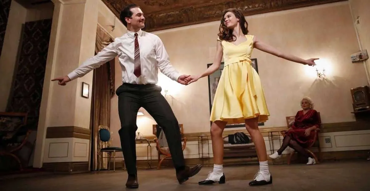 Çagatay Ulusoy y Afra Saraçoğlu en Yeşilçam (2021)