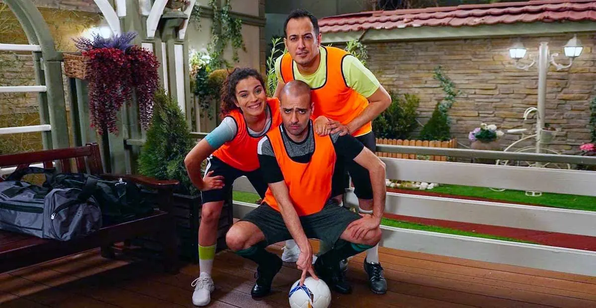 Bartu Küçükçaglayan, Sarp Apak y Asli Bekiroglu en Jet Sosyete (2018)