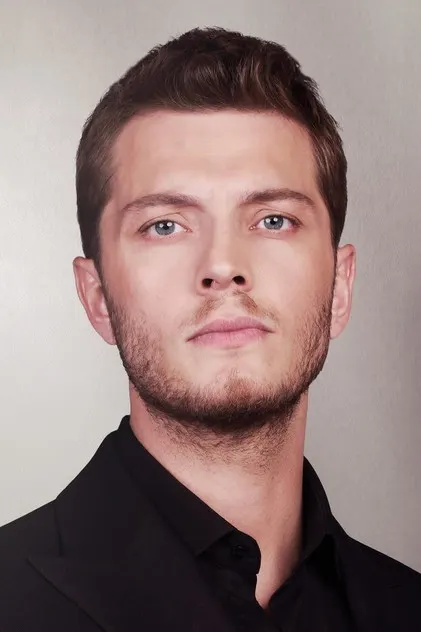 Burak Tozkoparan como Bárbaro