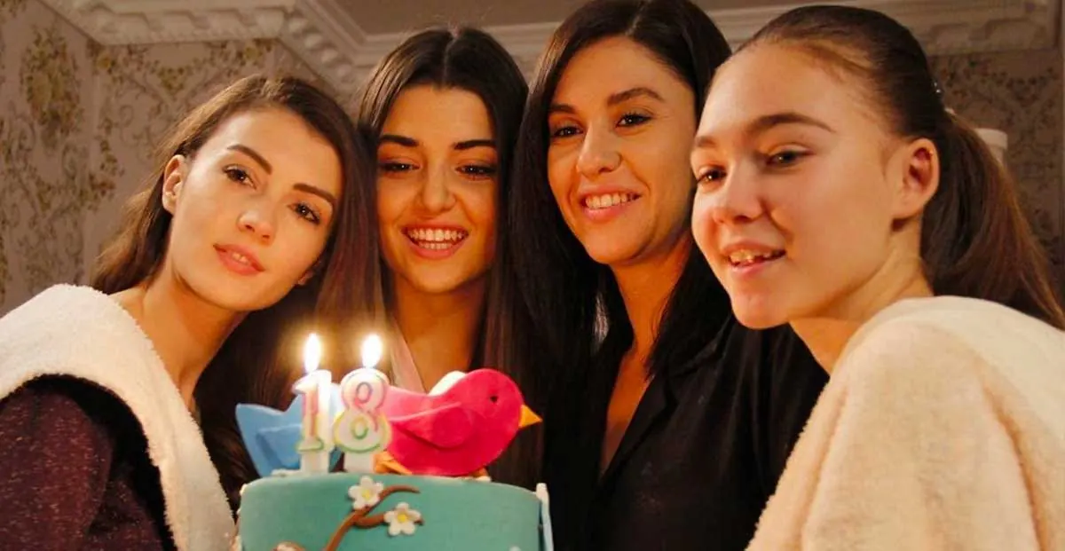 Evrim Alasya, Burcu Özberk, Miray Akay y Hande Erçel en Günesin Kizlari (2015)