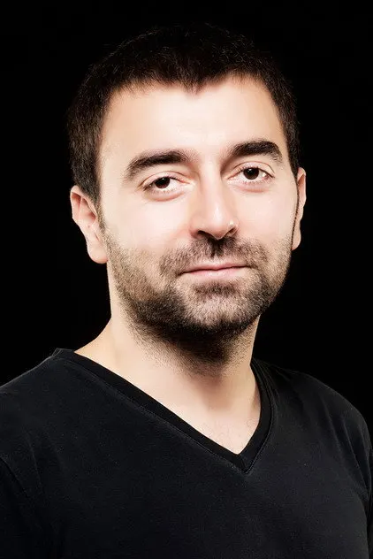Cem Uslu como Ceyhun Kömürcü