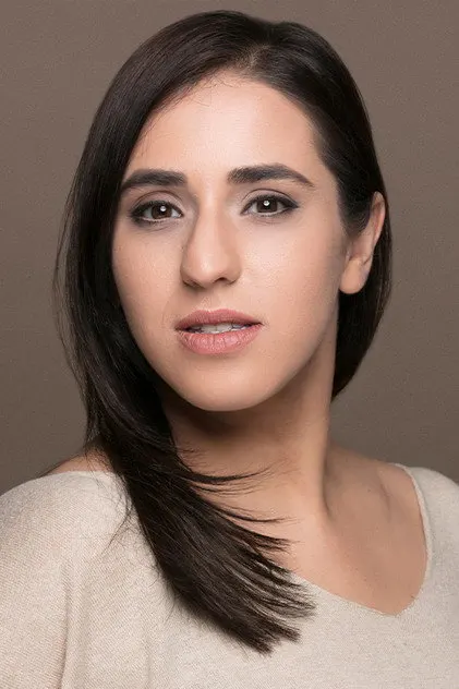 Ceren Taşcı como Ayhan