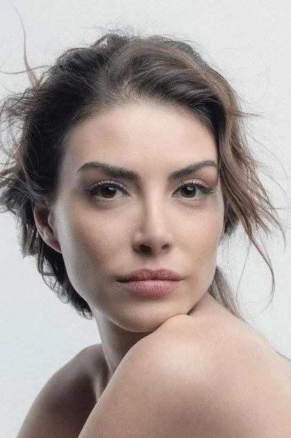 Deniz Baysal Yurtçu como Zehra