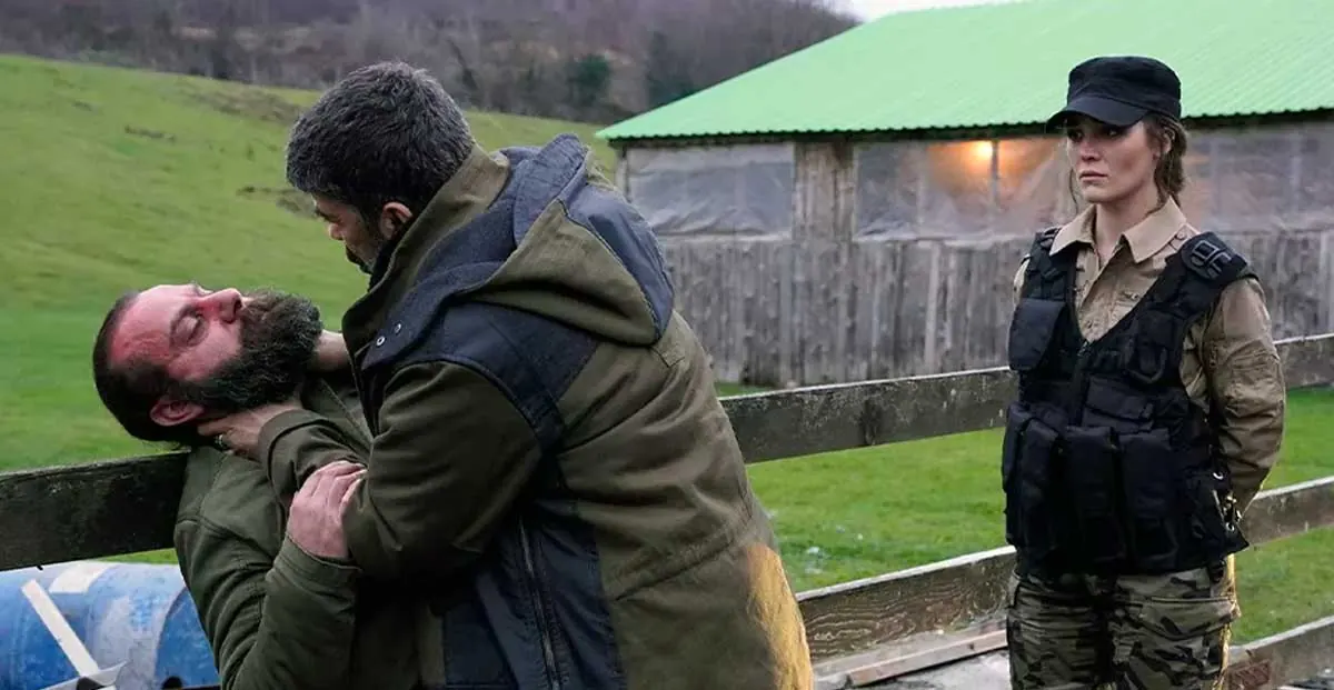 Deniz Işın da vida al personaje de Bilge, un agente de la serie Dokuz Oğuz.