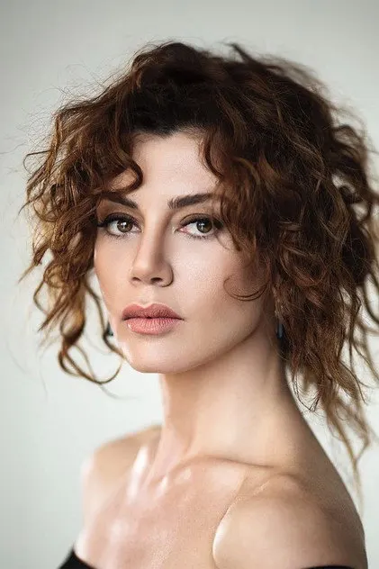Gökçe Bahadır como Gamze