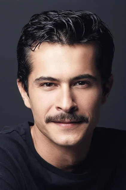 İsmail Hacıoğlu como Evgin