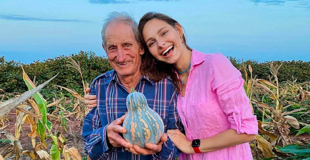 Jessica May y su abuelo agricultor en Brasil