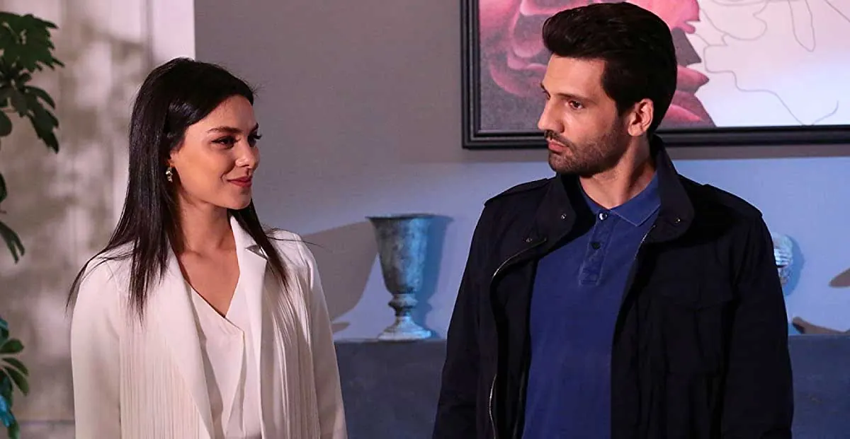 Kaan Urgancioglu y Hazal Filiz Küçükköse en Kara Sevda (2015)