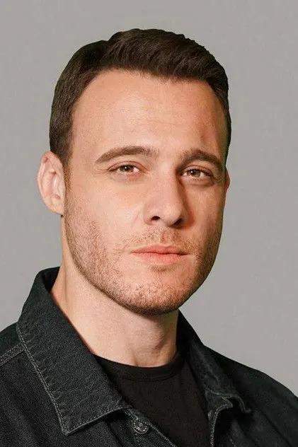 Kerem Bürsin como Ateş
