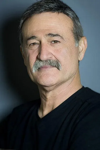 Müfit Kayacan como Ömer Gülsoy