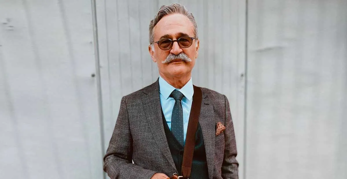 Müfit Kayacan aparecerá frente a la audiencia como el abuelo de los hermanos Yaman, Aras y Okan.