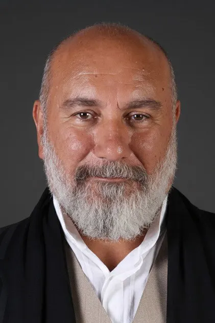 Mustafa Avkıran como Ali Galip Akıncı