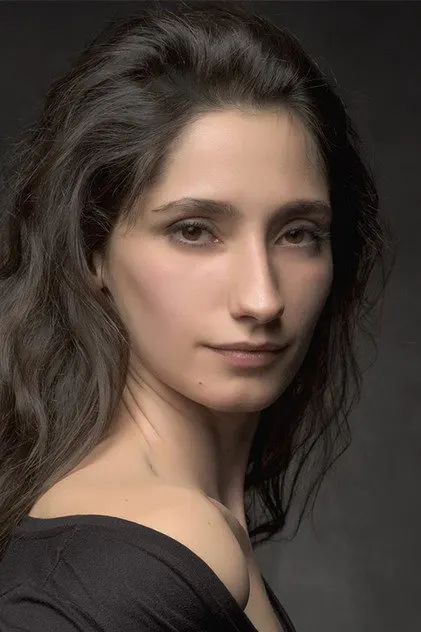 Nilay Erdönmez como Mert
