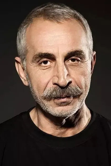 Rıza Akın como Hüseyin Varoğlu