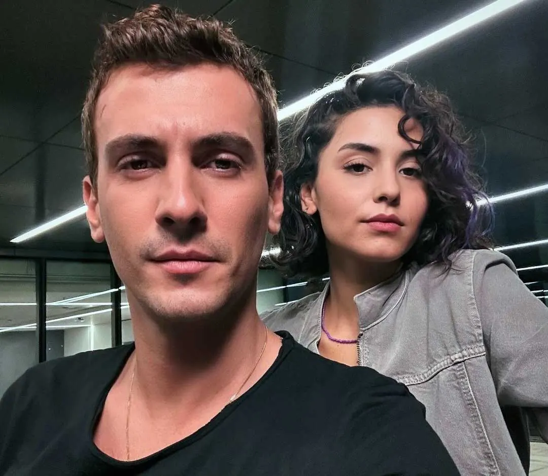¡El ascenso de los actores de la serie Yabani, Rojbin Erden y Bertan Asllani, continúa!