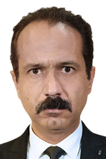 Sekvan Serinkaya como Adnan