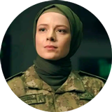 Suna Ayar como oficial militar Büşra
