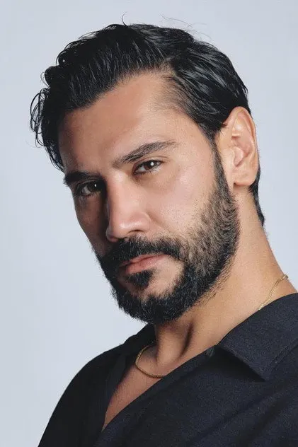 Uğur Güneş como el capitán de infantería Ali Banazlı