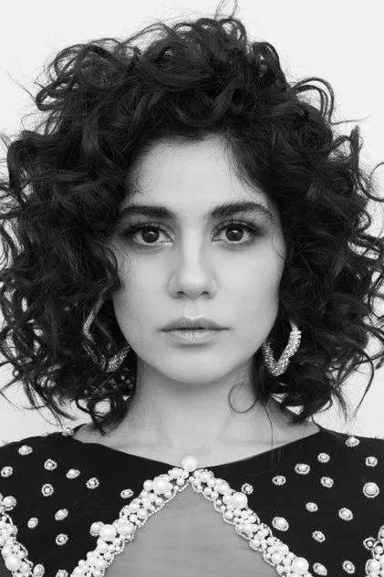 Zeynep Çamcı como Altan