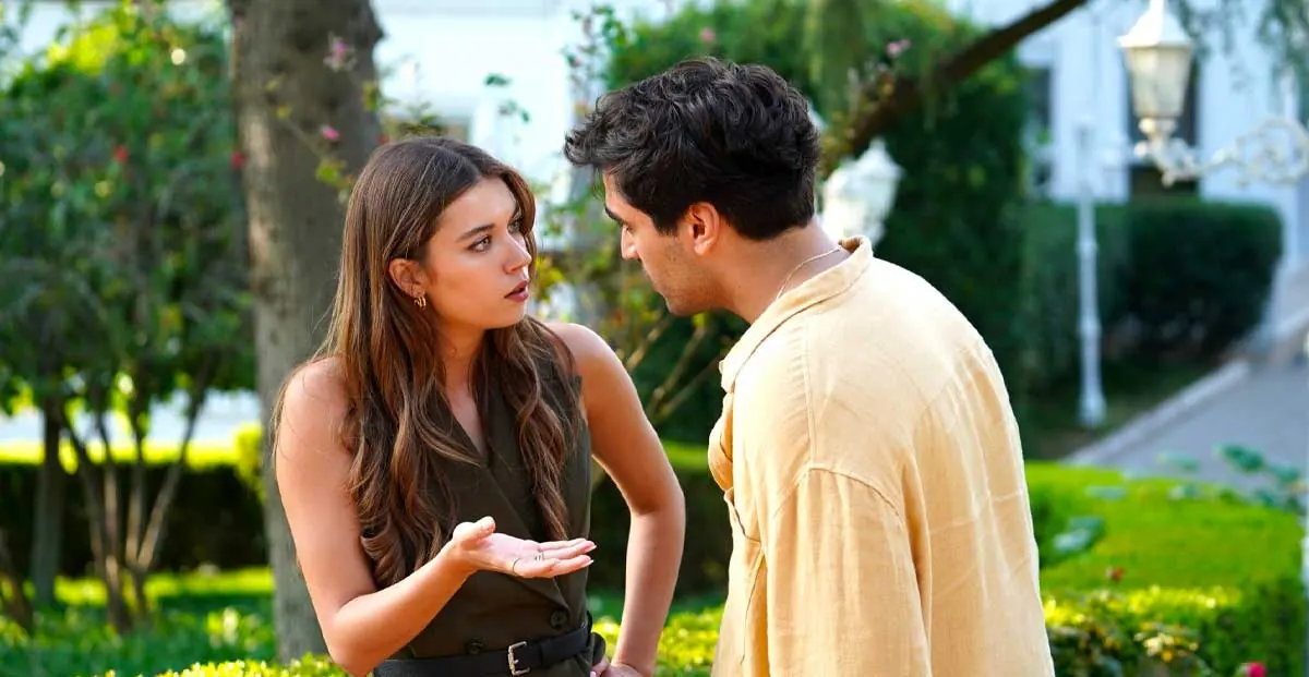 Afra Saraçoğlu et Mert Ramazan Demir dans Yalı Çapkını (2022)