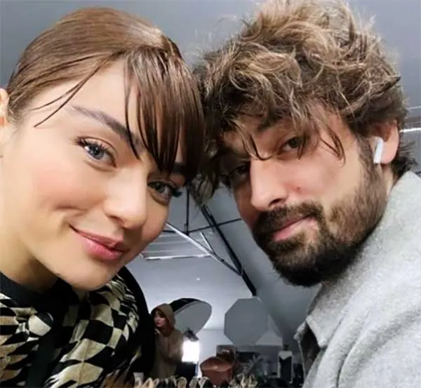L'histoire d'amour entre Ayça Ayşin Turan et Alp Navruz, qui a débuté dans Island Tale, se poursuit sans relâche.