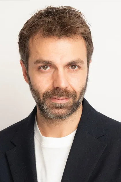 Aziz Caner İnan dans le rôle de Umut