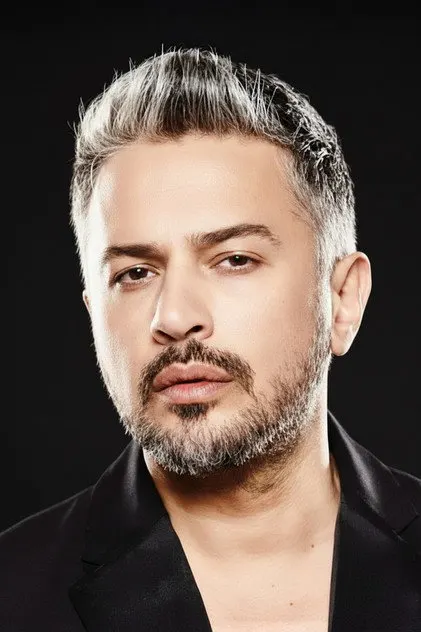 Emre Altuğ dans le rôle de Orhan