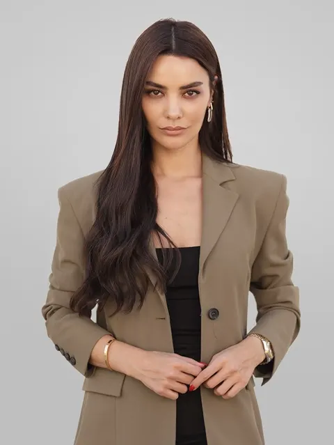 Hazal Filiz Küçükköse dans le rôle de Neslihan Koksal