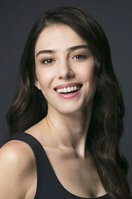 Özge Gürel dans le rôle de Canan