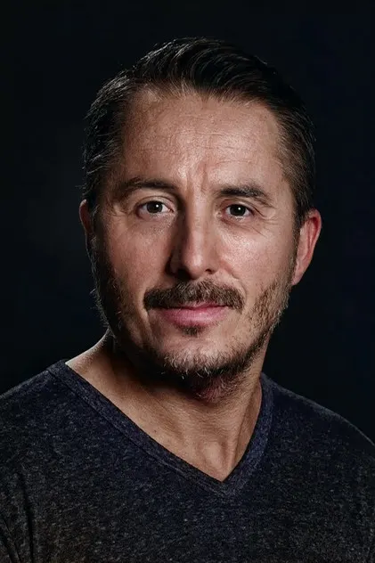 Serkan Ercan dans le rôle de Menderes