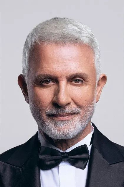 Talat Bulut dans le rôle de Demir Gümüşay
