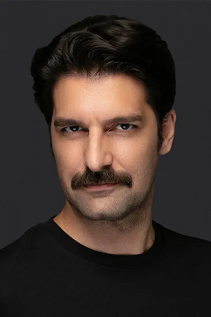 Taner Sürmeli dans le rôle de Servet Saruhanlı