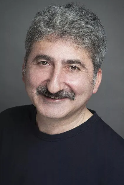 Tuna Orhan dans le rôle de Burhan Tekin