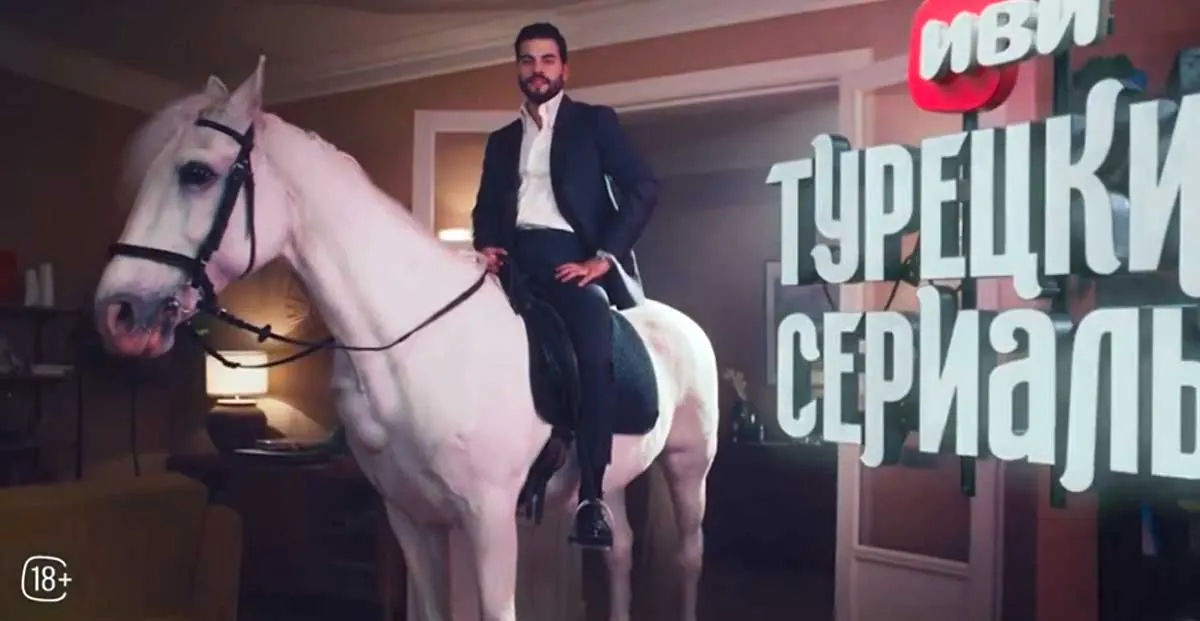 Akın Akınözü è apparso davanti ai suoi fan con uno spot pubblicitario in Russia!