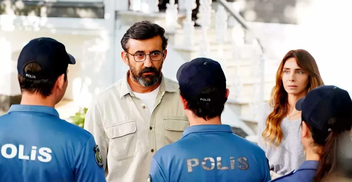 Ece e Kerem, il cui unico desiderio è quello di iniziare senza incidenti la vita scolastica, li metteranno nei guai fin dal primo giorno.